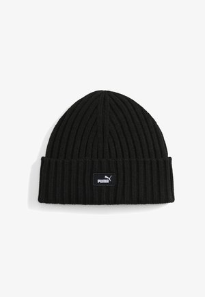 Sort ribstrikket beanie med opfoldet kant, der har en rektangulær sort label med hvidt "Puma" logo og grafik.