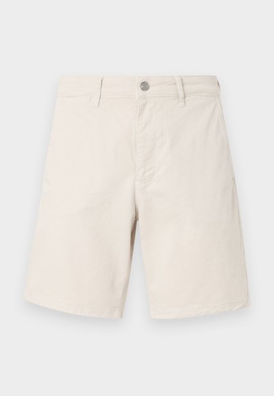 Μπεζ βαμβακερά σορτς με θηλιές για ζώνη, μπροστινό κουμπί, κλείσιμο με φερμουάρ και ίσιο τελείωμα, παρουσιάζονται σε ανοιχτό γκρι φόντο.