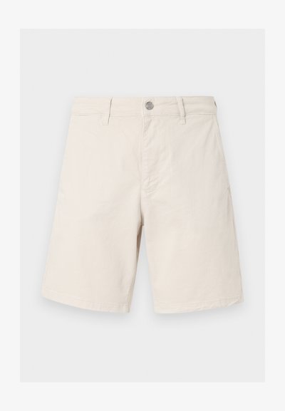 Μπεζ βαμβακερά σορτς με θηλιές για ζώνη, μπροστινό κουμπί, κλείσιμο με φερμουάρ και ίσιο τελείωμα, παρουσιάζονται σε ανοιχτό γκρι φόντο.