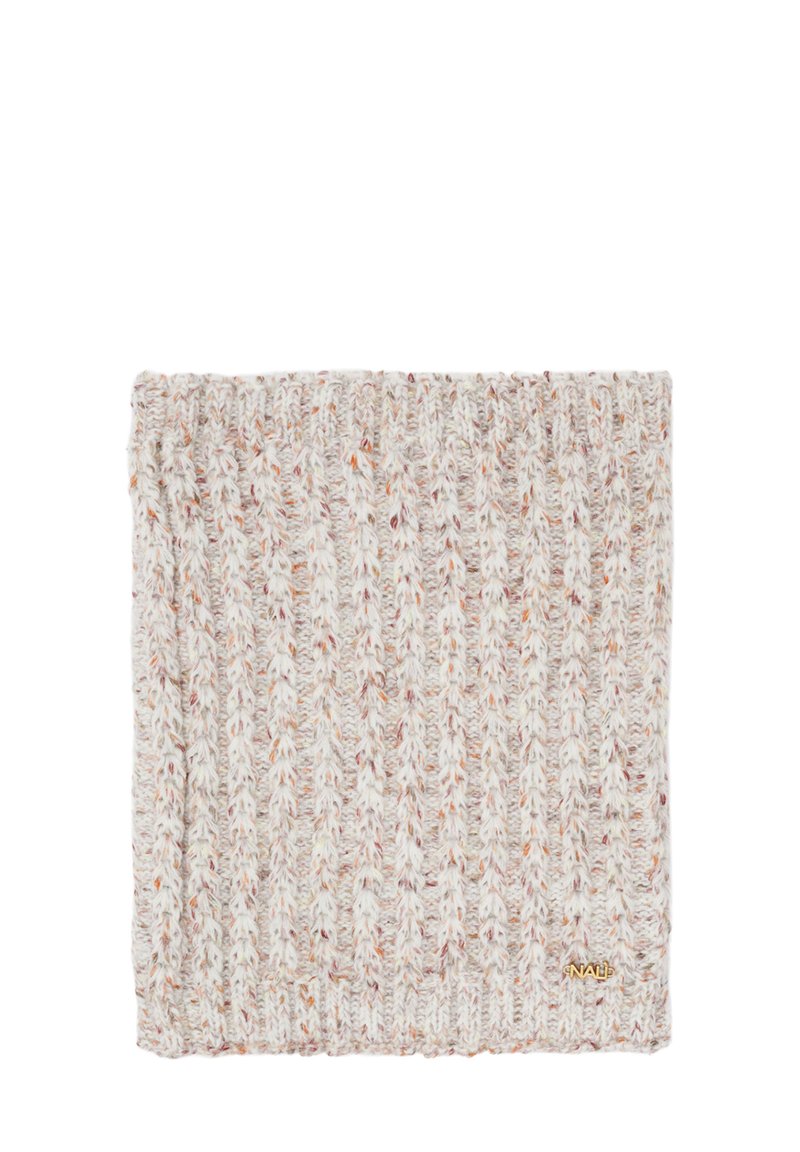 Strikket halsvarmer i lys beige og creme nuancer, med teksturerede ribmønstre og subtile stænk af orange. Inkluderer lille accent i guld logo.