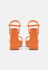 Menbur Sandály na vysokém podpatku - orange