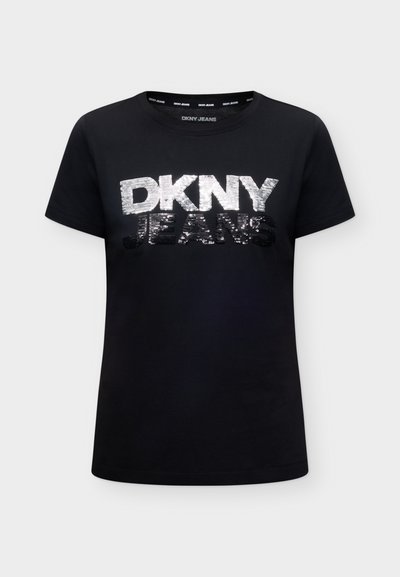Черна тениска с къс ръкав и кръгло деколте с текст "DKNY JEANS" в големи бели и черни пайети отпред.