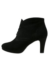 Botas de ante negras hasta el tobillo con punta afilada, línea superior curva y un tacón de 10 cm. Presentan costuras decorativas en la parte delantera.