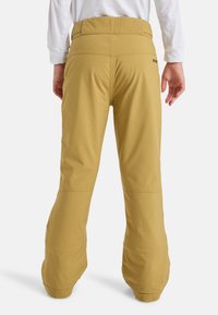 Skibroek in een warme mosterdkleur, gemaakt van een gladde, duurzame stof. Brede benen met een lichte flare en een gestikte tailleband voor comfort.
