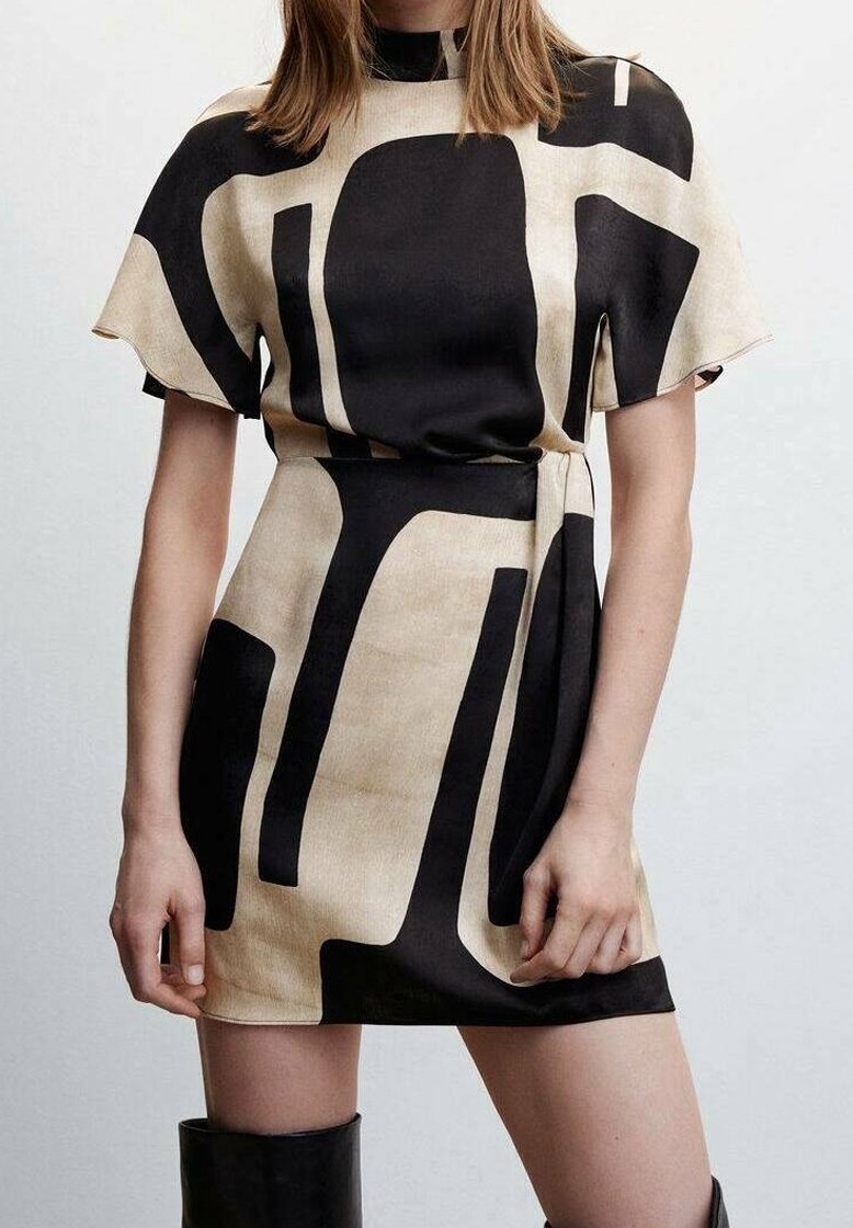 Šaty s abstraktním vzorem v černé a béžové barvě vyrobené z hladké látky, mají krátké rukávy, vysoký límec a pásek v pase pro přiléhavý siluetu.