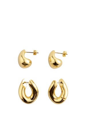 Deux paires de boucles d'oreilles en ton or poli : une paire petite et en forme de haricot, l'autre plus grande avec un design de grosse créole ouverte.