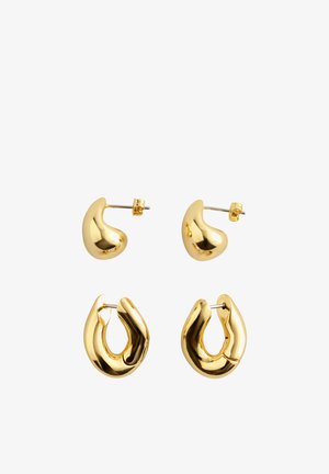 To par polerede øreringe i guldfarve: det ene par er små og bønneformede, det andet større med et tykt, åbent bøjledesign.