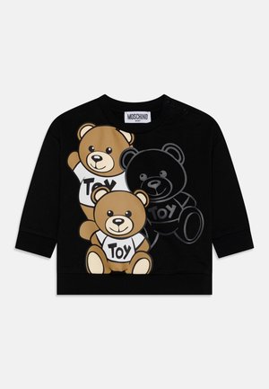 Sudadera negra con tres gráficos de ositos de peluche en marrón y negro, cada uno vistiendo una camiseta blanca con la palabra "Toy". Fabricada en un tejido suave con puños acanalados.