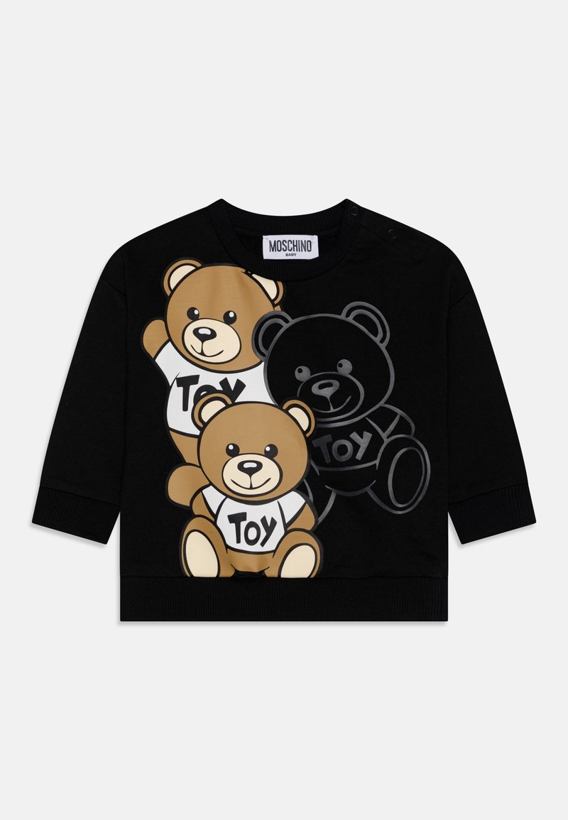 Sweatshirt noir avec trois graphiques d'ours en peluche en brun et noir, chacun portant un t-shirt blanc "Toy". Fabriqué en tissu doux avec des poignets côtelés.