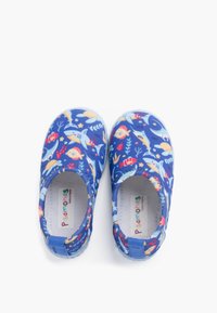 Niebieskie buty wsuwane z morskím wzorem, na którym znajdują się ryby i rekiny. Miękka tkanina, zaokrąglony czubek oraz elastyczne wstawki umożliwiające łatwe zakładanie.
