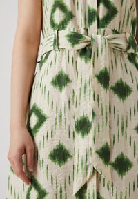 Object OBJBERRY LONG DRESS  - Blusenkleid - sandshell/peridot