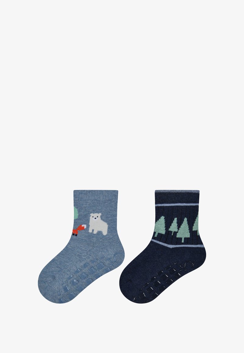 Baumwollkindersocken in Blau und Dunkelblau. Eine Socke hat ein Design mit einem Eisbären und Bäumen; die andere zeigt grüne Bäume und Streifen. Rutschfeste Sohle.