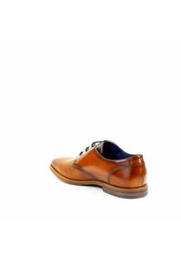 Brązowe skórzane buty eleganckie z perforowaną fakturą, zaokrąglonym noskiem i dwoma oczkami. Posiadają gładkie wykończenie oraz kontrastującą jasnobrązową podeszwę.