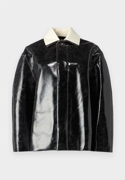 Črna sijoča jakna s strukturiranim dizajnom, ki ima svetlo belo ovratnico in gumbe za zapiranje, izdelana iz gladkega, sijočega materiala.