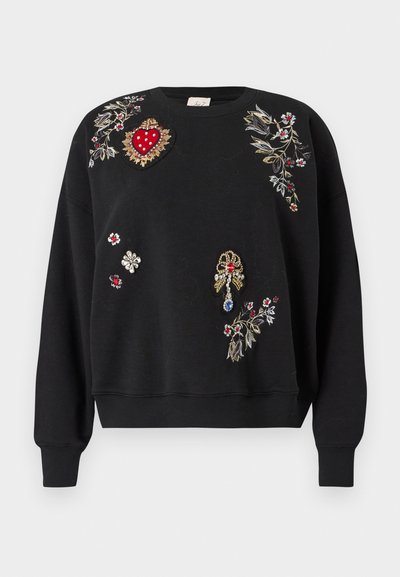 Mustmust, millel on värvilised lille- ja südame tikandid, sealhulgas punased ja kuldsed aktsendid, ning ribikäised ja -vöö.