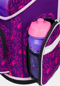 Zaino viola con design floreale e pattern rosa, dotato di una tasca laterale contenente una bottiglia d'acqua viola con un tappo rosa.