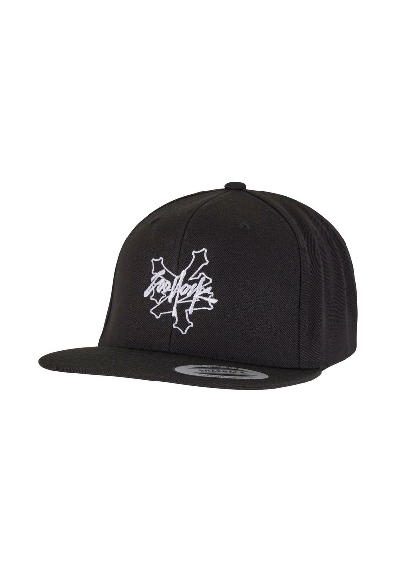Sort snapbackhat med flad skygge, der har et hvidt broderet logo i graffiti-stil foran. Fremstillet af struktureret stof.