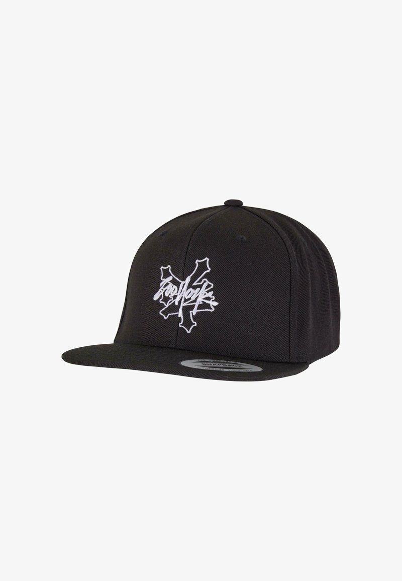 Sort snapbackhat med flad skygge, der har et hvidt broderet logo i graffiti-stil foran. Fremstillet af struktureret stof.