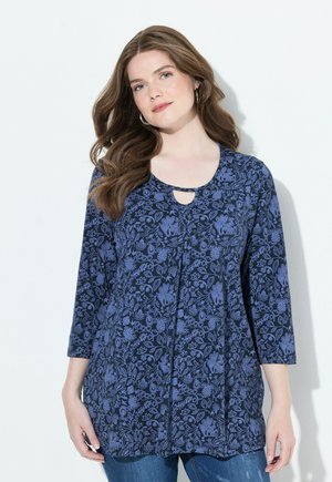 Top blu con stampa floreale, maniche a tre quarti, scollatura a girocollo con un piccolo dettaglio a chiave, realizzato in tessuto leggero.