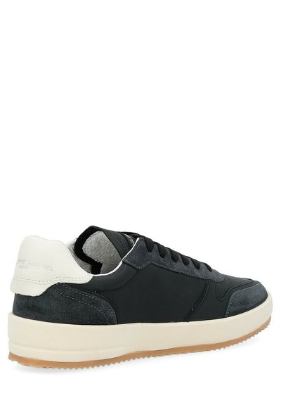 Sneaker in pelle e suede neri con linguetta e tallone color crema. Dotate di suola in gomma e lacci neri. Collo imbottito per il massimo comfort.