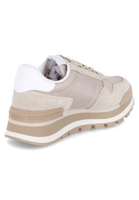 Baskets beiges avec une partie supérieure en mesh texturé et des accents en daim, contre-fort blanc et semelle épaisse avec un design à motif.