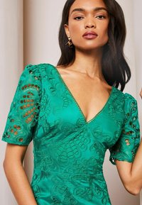 Lipsy BRODERIE SHORTS SLEEVE V NECK MIDI - Dnevna haljina - green