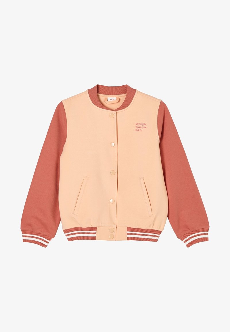 Veste universitaire couleur pêche et rouille, dotée de boutons-pression, d'un col et de poignets côtelés, et de deux poches avant. Texte sur le motif de la poitrine gauche.