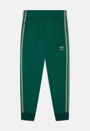 Pantalon de survêtement vert Adidas avec taille élastique, poches latérales, bords-côtes aux chevilles et deux bandes gris clair sur chaque jambe.