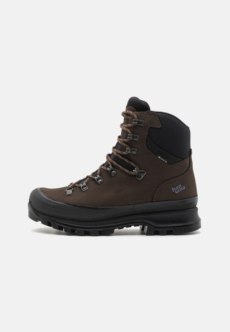 Bottines de randonnée montantes marron en cuir avec des accents noirs, œillets métalliques pour les lacets, et une semelle en caoutchouc texturé dotée de profondes sculptures.