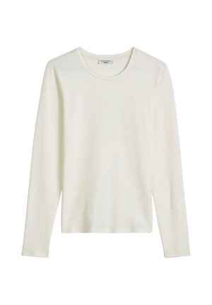 Eenvoudig crèmekleurig T-shirt met lange mouwen, ronde hals en een rechte zoom, met een klein label binnenin de kraag.