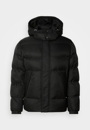 Casaco puffer preto com capuz, apresentando um padrão de acolchoado, dois bolsos à frente e punhos elásticos. Feito de material texturizado e resistente à água.