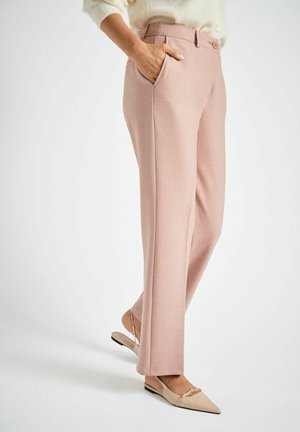 Pantalon rose clair sur mesure avec une texture lisse, doté de poches latérales et d'un détail bouton contrastant à la ceinture.