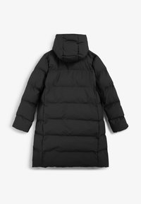 Abrigo acolchado negro con diseño guateado, capucha y mangas largas. Presenta una textura sólida y un corte de longitud media, ideal para el clima frío.