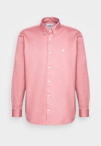 Langarm-Button-Up-Hemd aus leichtem pinkfarbener Baumwolle. Mit einem weißen Logo auf der linken Brust, einem klassischen Kragen und abgerundetem Saum.