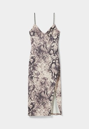 Robe midi sans manches avec fines bretelles, imprimé peau de serpent, décolleté en V et fente frontale sur un fond uni.