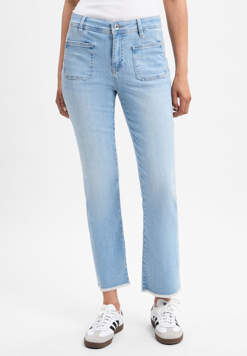 Lichtblauwe enkelhoge jeans met rechte pijpen en een versleten zoom. Heeft twee voorkania's en een klassieke knoopsluiting. Draag het met sneakers.