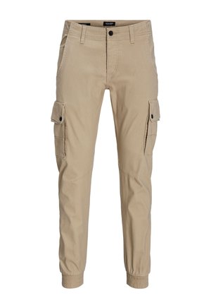Beige skråstilte cargobukser med klafflommer på siden, knappelukking, beltehemper og elastiske mansjetter ved anklene.