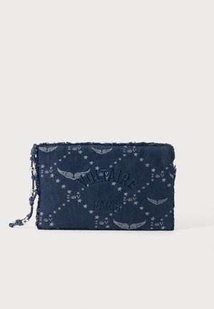 Marineblå denim clutch med "Voltaire Paris" broderet på fronten, dekoreret med stjerne- og vingemønstre samt en sidekvast med sølvperler.
