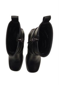 Stivali neri alla caviglia con finitura in pelle liscia, punta quadrata, cerniere laterali e piccoli passanti arrotondati sui polsini.
