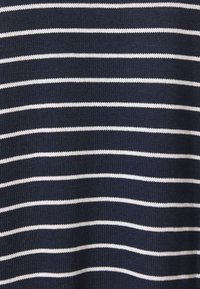 Marinblått tyg med horisontella vita ränder. Texturen är ribbad med jämnt fördelade ränder, vilket skapar ett enhetligt mönster.