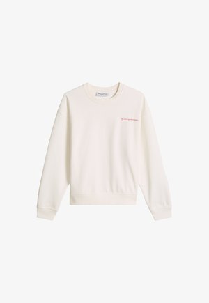 Weißes Sweatshirt mit Rundhalsausschnitt, langen Ärmeln und kleinem roten Text auf der linken Brust, der "by marcopoldedeno" lautet.