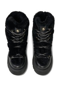 Czarne botki na kostkę z sztucznego futra, z masywną gumową podeszwą, srebrnymi i czarnymi plecionymi sznurowadłami oraz złotymi akcentami na języku.