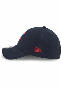 Marineblaues Baseballcap aus Baumwolle mit roter Stickerei auf der Vorder- und Seite, gebogenem Schirm und einem Sechsteile-Design.