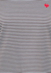 Koszulka z tkaniny w brązowo-białe paski z małym czerwonym serduszkiem wyhaftowanym po lewej stronie. Miękka tekstura, casualowy design, krótkie rękawy.