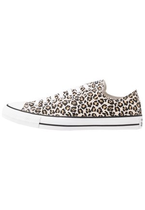 Lav sko med hvid gummisål, hvide snørebånd og beige, sort og brun leopardprint canvas overdel.