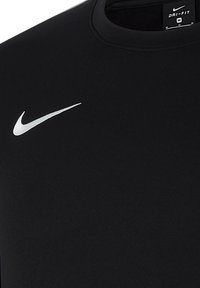 Maglietta atletica nera Dri-FIT con una superficie liscia, dotata di un logo Nike argento sul lato sinistro superiore e un classico collo a giro.