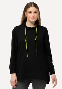 Sudadera con capucha negra de textura suave, con cordón de ajuste en neón amarillo y letras "GLOW" en el mismo tono en el frontal.