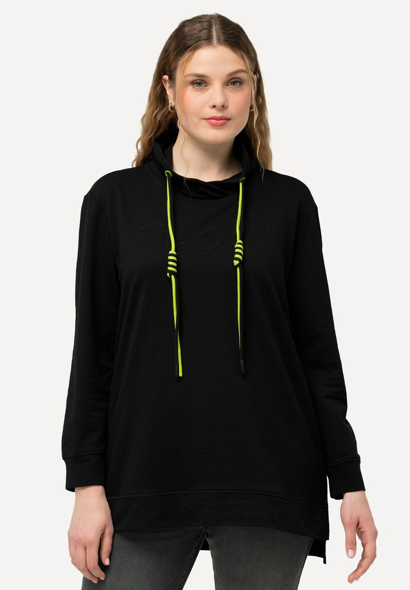 Sudadera con capucha negra de textura suave, con cordón de ajuste en neón amarillo y letras "GLOW" en el mismo tono en el frontal.
