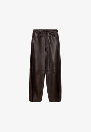 Hnědé kožené kalhoty s volným střihem, které mají hladký povrch a přední kapsy. Design zahrnuje viditelné švy a klasický pas.