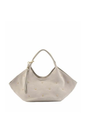 Sac à main en daim gris clair avec deux poignées, des clous dorés répartis uniformément sur le devant, et un petit pompon en cuir attaché près de la poignée.